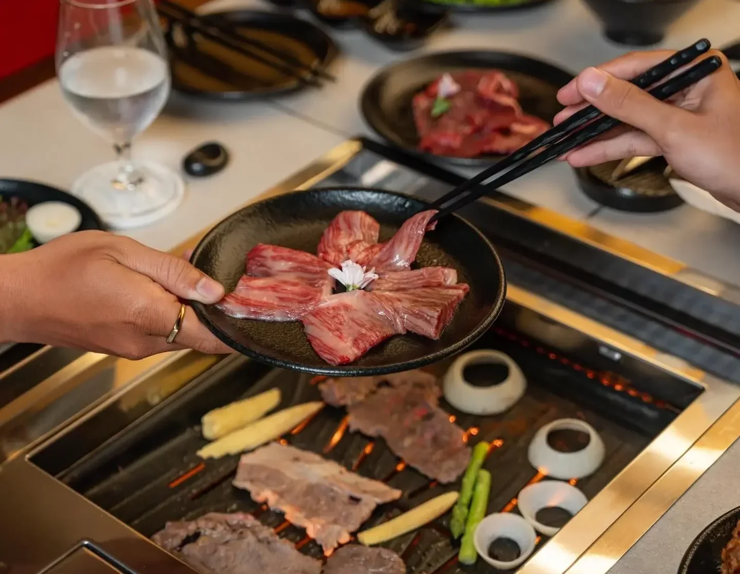 우붓에 위치한 세련된 일식당, 최고급 부위의 고기와 아늑한 식사 분위기를 즐겨보세요